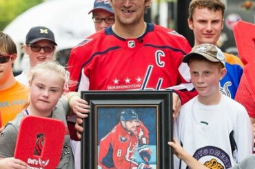 Alex Ovechkin a reçu son portrait # NHL100 au Centennial Fan Aren ...