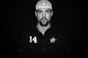 La communauté de hockey est unie. #VegasStrong ...