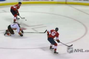 Il suffit de pencher.
@owentippett, cela semble facile pour son premier but dans la LNH. #NHLFi ...