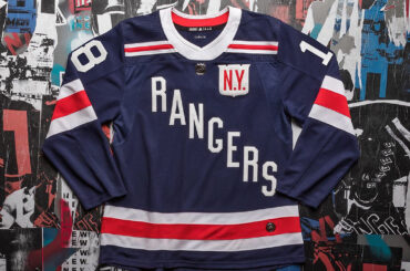 Blueshirts inédits, juste à temps pour le #WinterClassic.
Les @NYRangers seront b ...