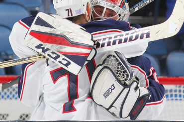 High Fives et #HockeyHugs aident à montrer les gagnants de lundi ....