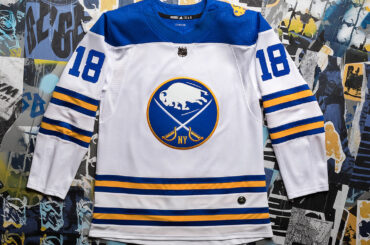 Ils sont là. Les nouveaux maillots @adidashockey de @buffalosabres, tous prêts pour ...