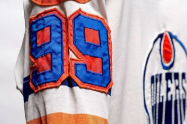 99 + 1 = 100 ans de trésors. Assistez à l'exposition du centenaire de la LNH au @thehockeyh ...