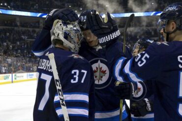 12 W à la maison. Fermeture pour Connor Hellebuyck. #HockeyHugs va évidemment s'ensuivre f ...