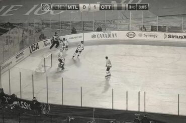 Le patineur portant le chandail numéro 9 a encaissé l'opposition et a compilé ...