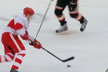 Moment #WinterClassic n ° 7: Pavel Datsyuk divise la défense et marque.

Juste ...