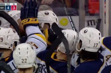 Un vainqueur de @easportsnhl OT pour les @buffalosabres. C'est une façon d'entrer dans le #W ...