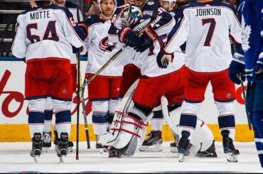 Les @bluejacketsnhl se sont mobilisés pour un grand W. Un énorme #HockeyHugs s'est ensuivi ....