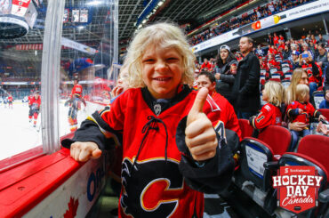 Quand tu es dans les gradins et sur le masque de papa. #HockeyDay ...