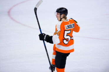 Rejoignez le #HockeyHugs! @oskarlindblom a son premier objectif en carrière. #NHLFirsts ...