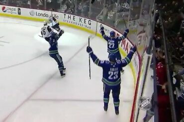 Daniel est le 22 de l'année.
A marqué 33 secondes dans la période.
Aidé par Henrik ...