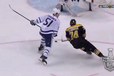 La ville entière de Boston est hors de ses pieds grâce à @jdebrusk.
Quelle série ...