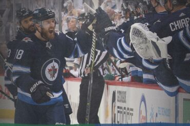 Cue le #WPGWhiteout.

Les @nhljets saisissent leur première série #StanleyCup Playoff ...