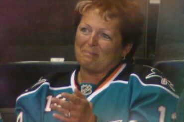 A toutes les mamans du hockey qui ont passé d'innombrables heures à conduire pour se pratiquer, scrou ...