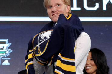 C'est le moment où ils attendent toute leur vie.
#NHLDraft ...