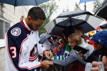 Clinton, NY ne laisse rien pleuvoir sur son défilé. Joueurs de la @buffal ...