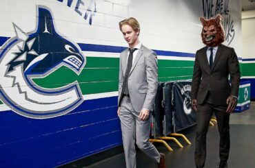 Marcher à la patinoire est devenu encore plus sinistre. #HockeyHalloween ...