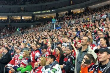 Un accueil chaleureux pour Leon Draisaitl de la foule de Cologne. #NHLGlobalSeries ...