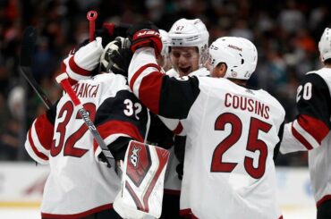 La première victoire de la saison signifie une tonne de #HockeyHugs. ...