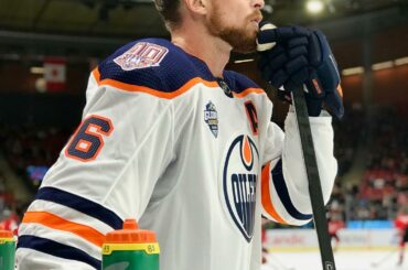 Attend patiemment du hockey suédois. #NHLGlobalSeries ...