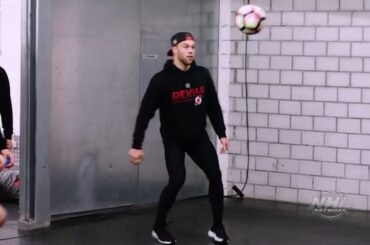 Peu importe où les jeux sont joués, les traditions d’avant-match restent les mêmes.

Regarder ...