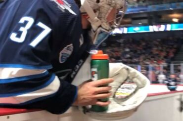 Connor Hellebuyck:

Gardien partant et ami utile. #NHLGlobalSeries ...