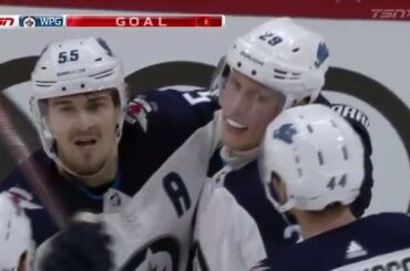 Dans son pays d'origine, lors de la #NHLGlobalSeries, @patriklaine attrape le @enterp ...