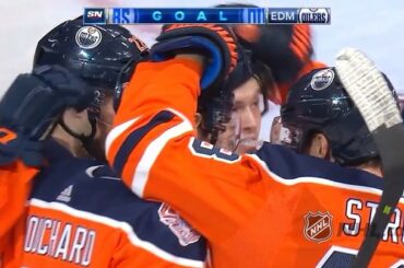 Quelqu'un prend cette rondelle. Objectif n ° 1 pour @ evanbouchard02! #NHLFirsts ...