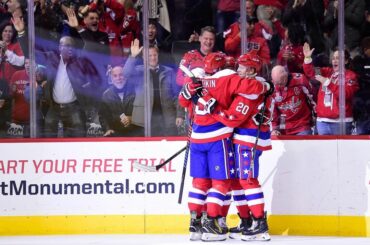 Cette fois, c'était Nicklas Backstrom qui attrapait le chapeau.

#HockeyHugs évidemment e ...