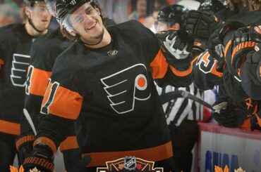 Pas de jour de congé pour ces gars. Un joli rebond amène les @philadelphiaflyers sur le boa ...