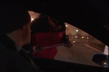 Sécurité: "Comment t'appelles-tu?" @ JonathanToews: "Toes."

Catch la nouvelle saison de ...