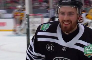 Trouvez l'homme, trouvez la ficelle.

Les @nhlblackhawks ouvrent le scorin #WinterClassic ...