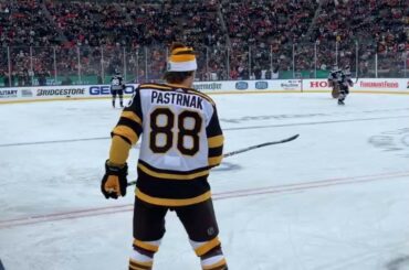 @davidpastrnak zonant. @erikgustafssson arrivant par avion. #WinterClassic qui fait partie? L ...