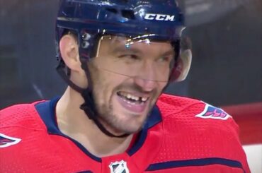 C'est un miracle de Noël! @penguins vs @capitals on Wednesday Night Hockey tonig ...