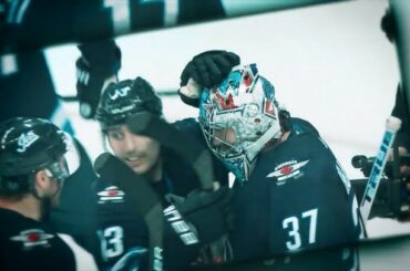 C'est officiel, le #WPGWhiteout arrive aux Playoffs #StanleyCup.
LNH x @c ...