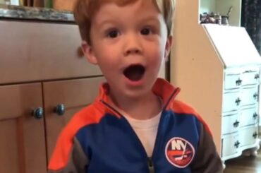 "Hudson a obtenu son premier palet de hockey de Josh Bailey lors d'un match en 2016, et maintenant il ...