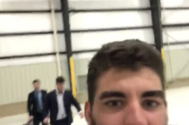 Jordan Martinook et les @nhlcanes ont été accueillis avec une surprise après avoir décroché ...
