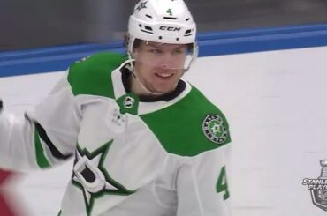 Mais quoi de mieux, le laissez-passer ou le finlandais? #Coupe Stanley
: @nhlonnbcsports
: @sp ...