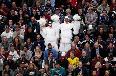 C'est ce qu'on appelle la mode chérie, regardez-la #StanleyCup ...