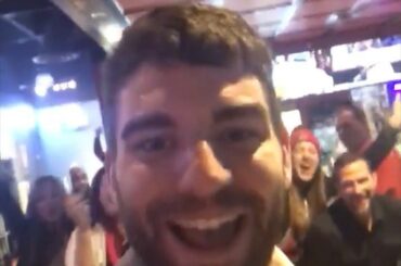Jordan Martinook, qui célèbre une énorme victoire dans le jeu 6 avec les fans de @nhlcanes, n'a pas de prix! ...