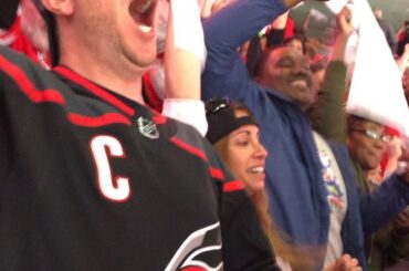 Un seul avis de Caniac sur l’objectif de Justin Williams. @nhlcanes 4-2 @capitals. #Ta ...