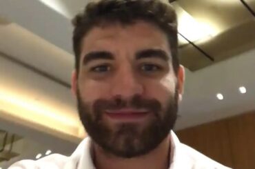 Allons voir Jordan Martinook @nhlcanes qui est assis juste à côté du ...