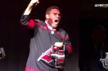 C'est l'entraîneur-chef de @panthers @riverboatronhc qui attire les fans de @nhlcanes ce soir ....