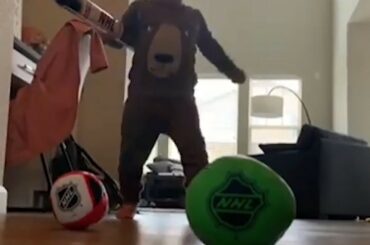 Lorsque l'un des premiers mots de votre enfant est GOAL! #StanleyCup #MyPlayoffsMoment (@br ...