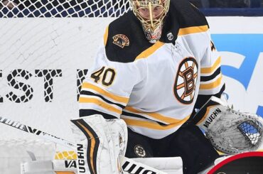 La perfection de @ trask40 pour saisir le jeu blanc @pepsi et aider à envoyer les @nhlbruins ...