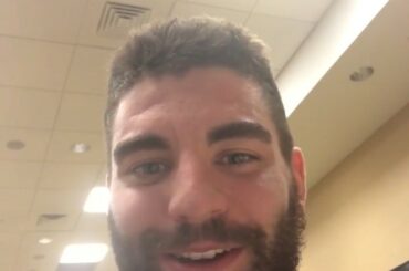 "Et espérons que le capitaine Willy ne prend pas notre argent!"

Jordan Martinook vérifie en ...