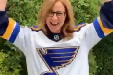 Ça doit être un porte-bonheur, Beesly! @msjennafischer #StanleyCup (@stlouisblues) ...