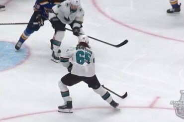 Les @sanjosesharks ont une avance de 2-1 dans la série avec le second de @ erikkarlsson65 sur ...
