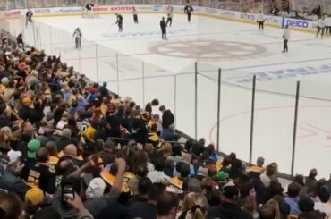 Sans risque de dire que les fans de @nhlbruins sont prêts pour la finale #StanleyCup! Regarde le ...