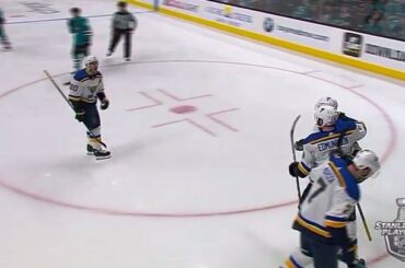 La caméra est terminée, mais cette ligne ne l'est certainement pas. #Coupe Stanley

LNH xmassmutual ...